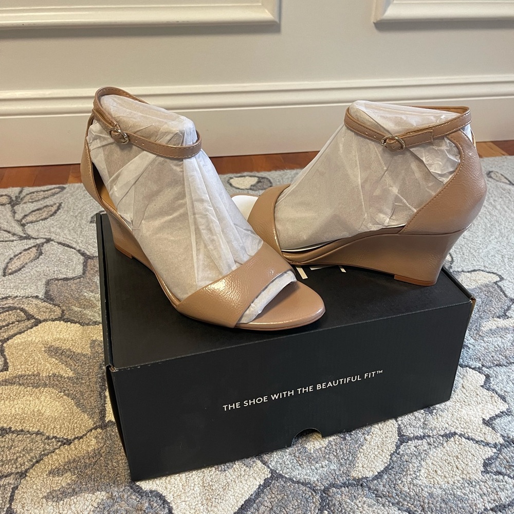 Naturalizer Tan Wedge Shoes with Modern Design